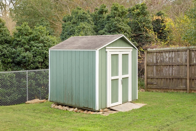 view of outdoor structure with a yard