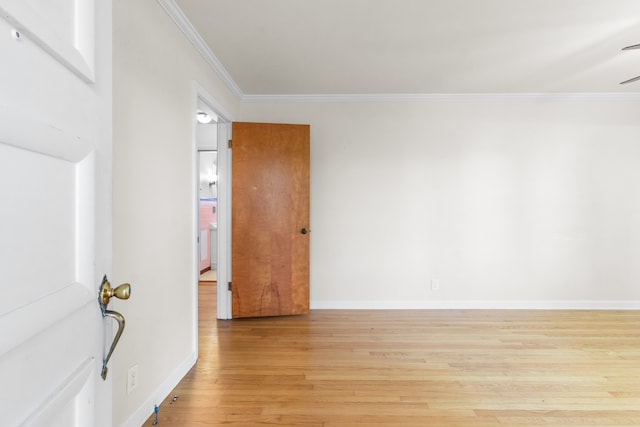 unfurnished room featuring light hardwood / wood-style floors, ceiling fan, and crown molding