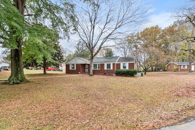 single story home with a front lawn