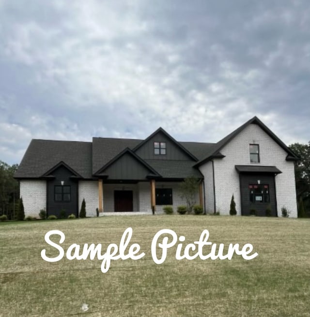 view of front of house featuring a front yard