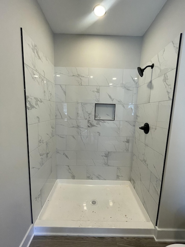 bathroom featuring a tile shower