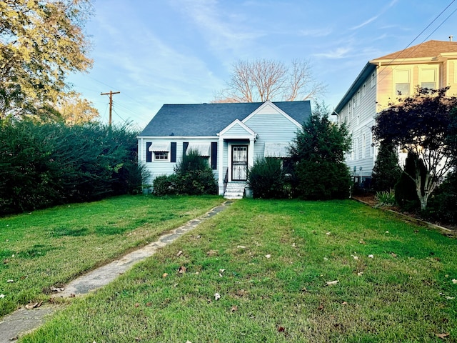 view of front of house featuring a front lawn