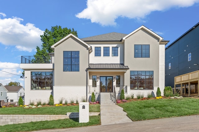 view of front of property featuring a front lawn