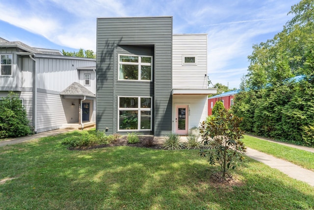 view of front of home with a front lawn