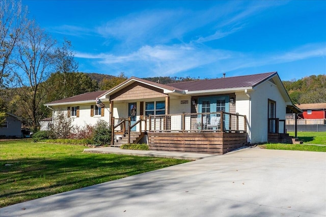 single story home featuring a porch and a front lawn