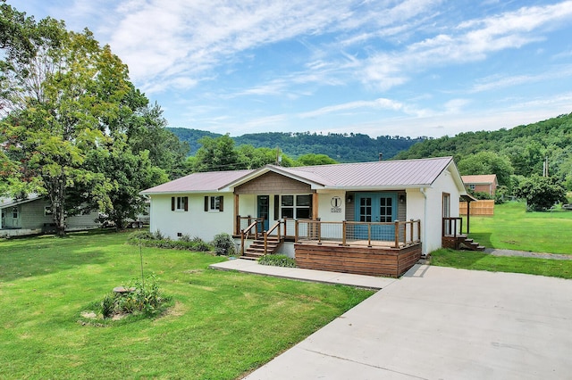 ranch-style house with covered porch and a front yard