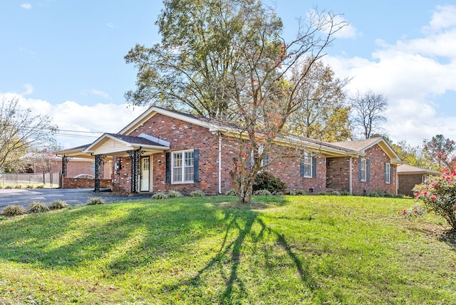 ranch-style house featuring a front yard