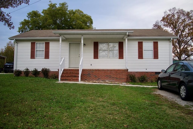 ranch-style home featuring a front lawn