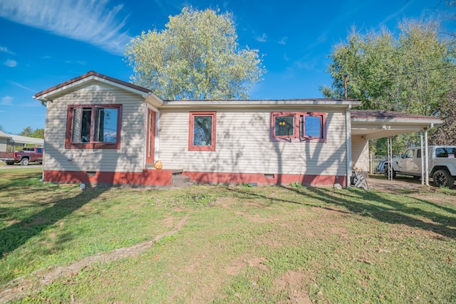 view of front of house with a carport and a front yard