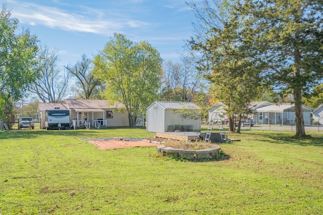 view of yard featuring an outdoor structure