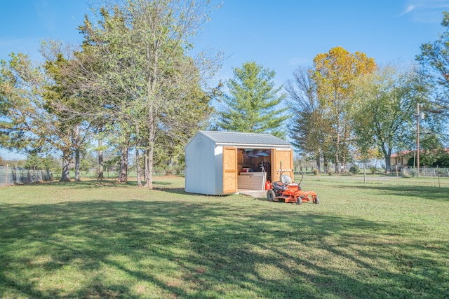 view of yard featuring a storage unit