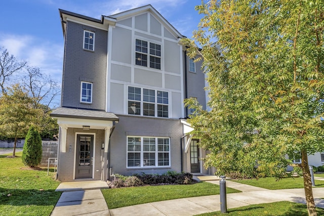 view of front of home featuring a front lawn