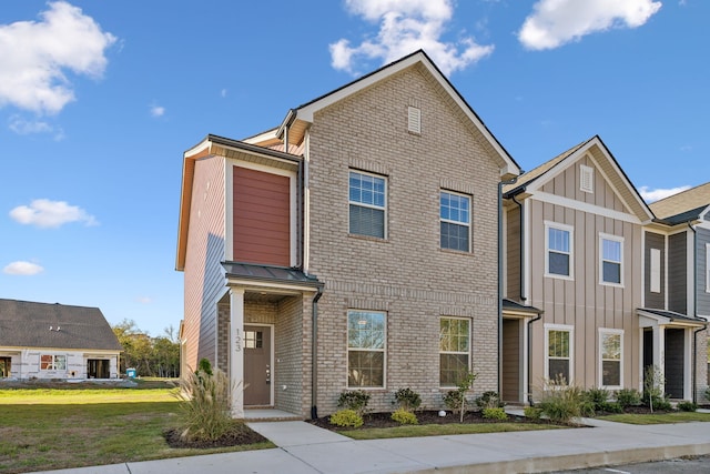 view of front facade featuring a front yard