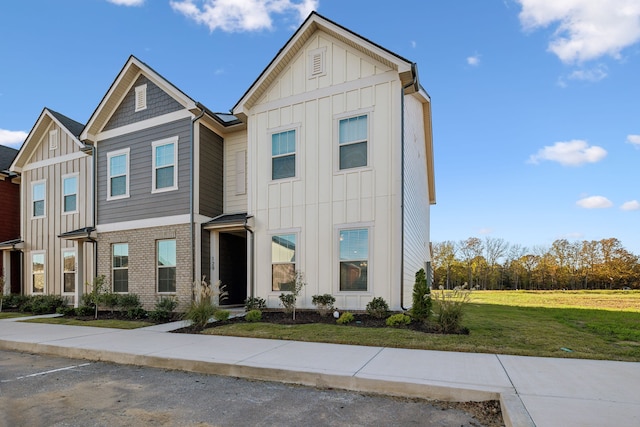 view of front of property with a front yard