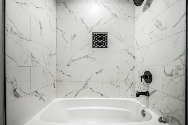 bathroom with tiled shower / bath