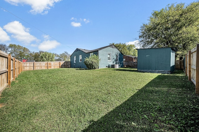 view of yard featuring a shed