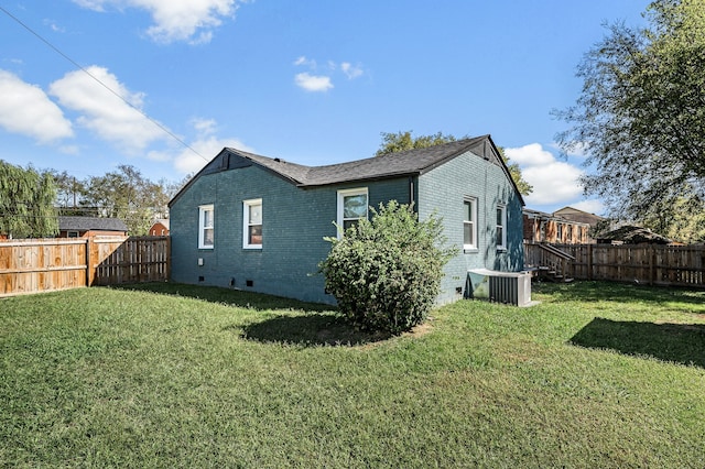 back of house featuring a lawn