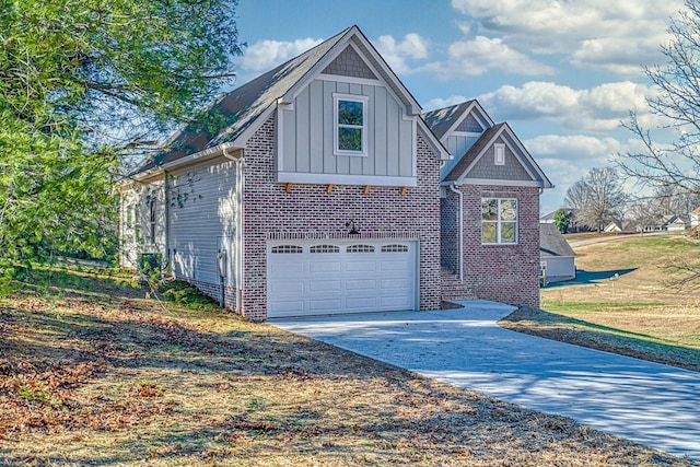 view of front of home featuring a front yard and a garage