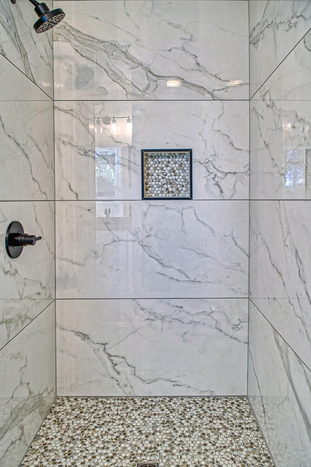 bathroom featuring tiled shower