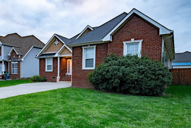 view of front of house featuring a front lawn