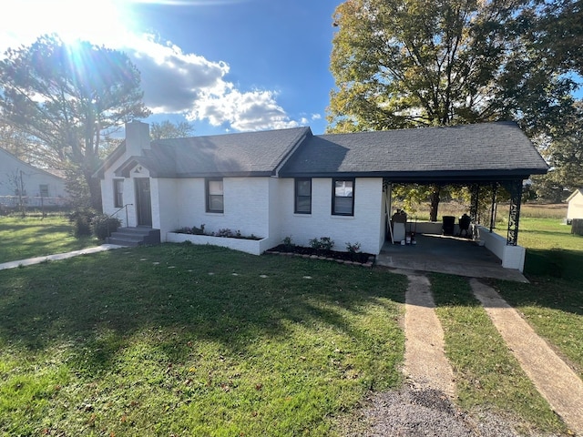 view of front of property featuring a front yard