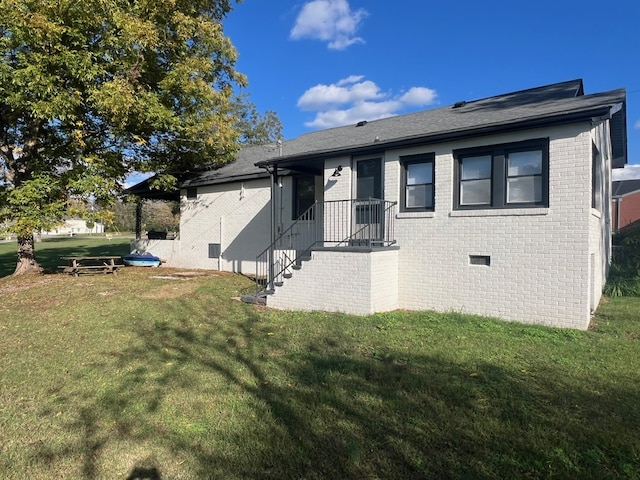 view of front of home with a front lawn