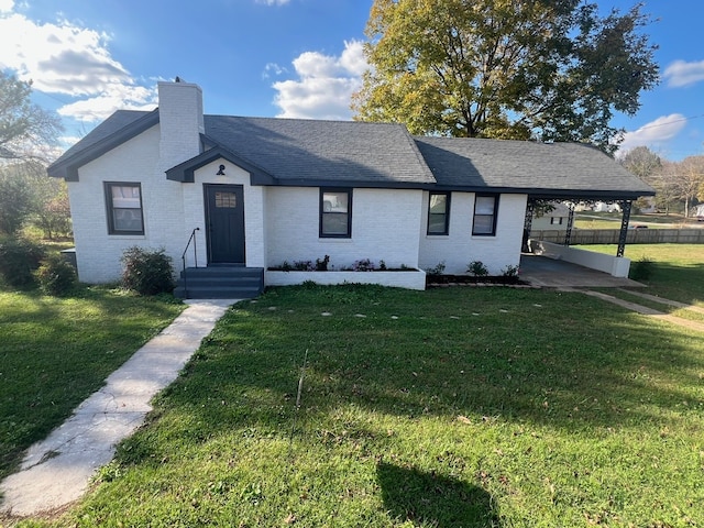 view of front of home featuring a front yard and a carport