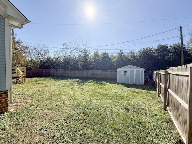 view of yard featuring a shed