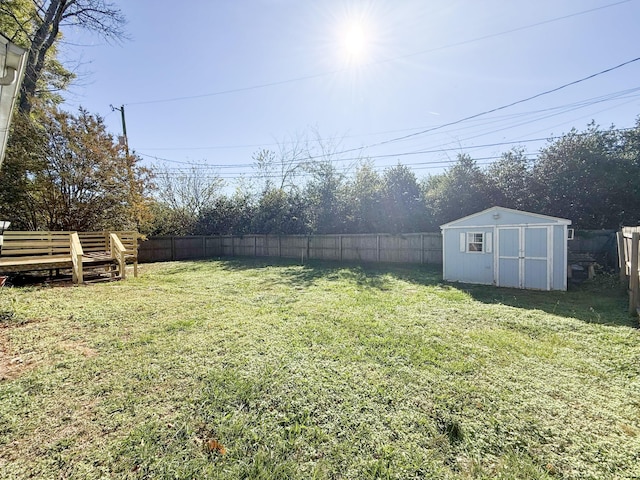 view of yard featuring a storage unit