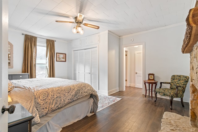 bedroom featuring ceiling fan, a closet, dark hardwood / wood-style floors, and ornamental molding