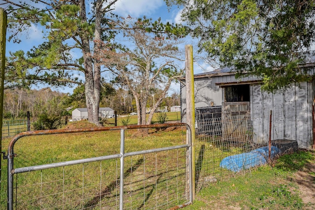 view of yard featuring an outbuilding