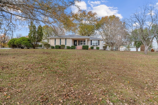 ranch-style home featuring a front lawn and covered porch