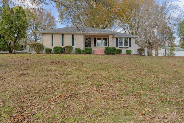 single story home featuring a front lawn