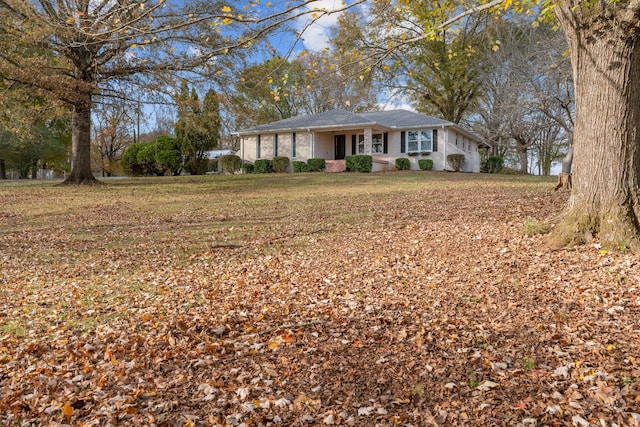 ranch-style house featuring a front lawn