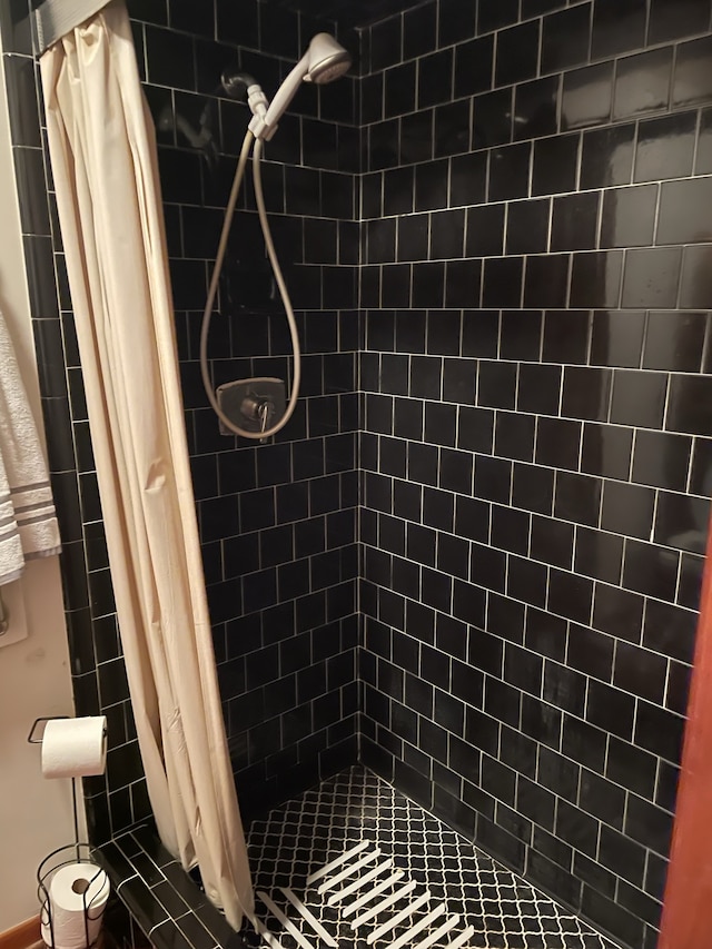 bathroom featuring a shower with shower curtain