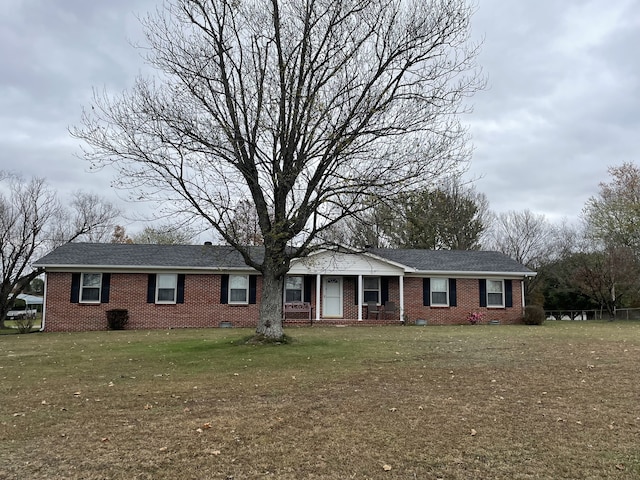 single story home with a front lawn