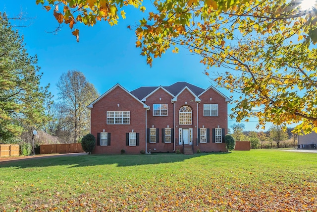 view of front of property featuring a front lawn