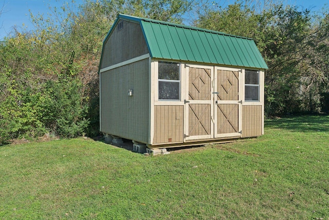 view of outdoor structure with a yard