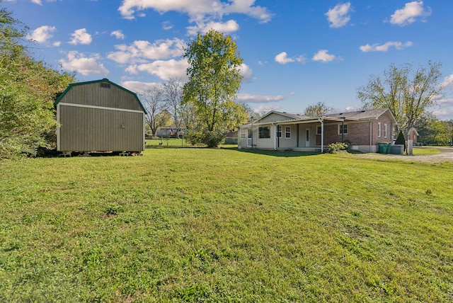 view of yard with a storage unit