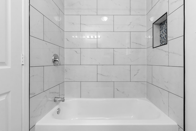 bathroom featuring tiled shower / bath