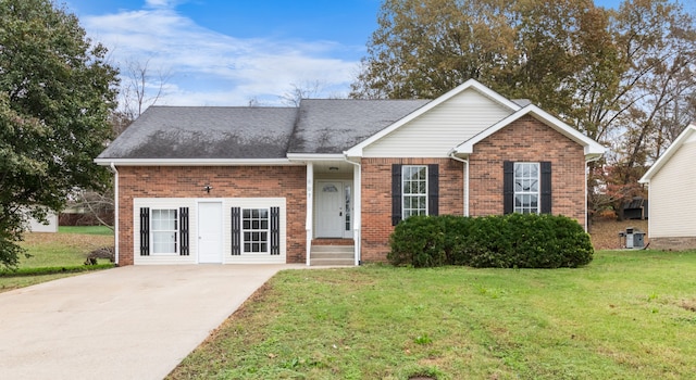 view of front of property with a front yard