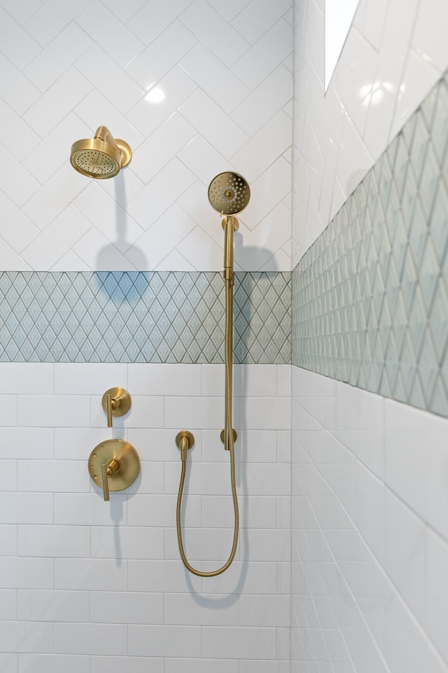 room details featuring a tile shower