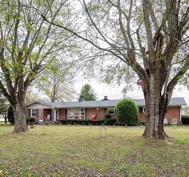 ranch-style house with a front yard