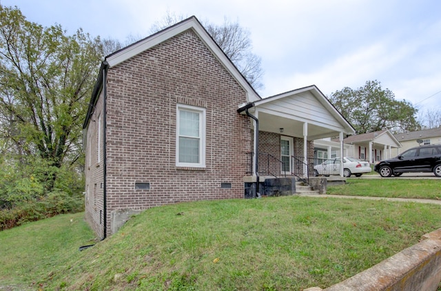 view of front facade with covered porch and a front lawn