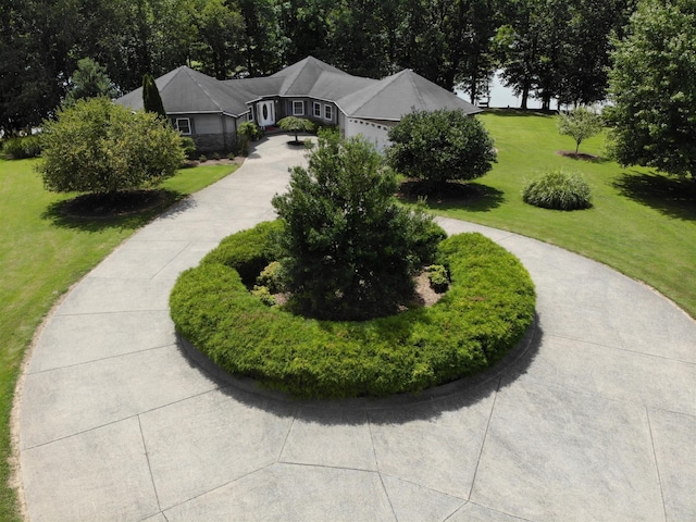 view of property's community featuring a yard