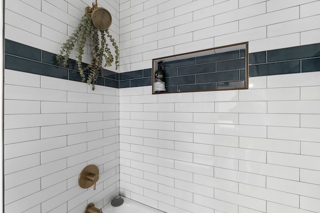 bathroom featuring tiled shower / bath combo