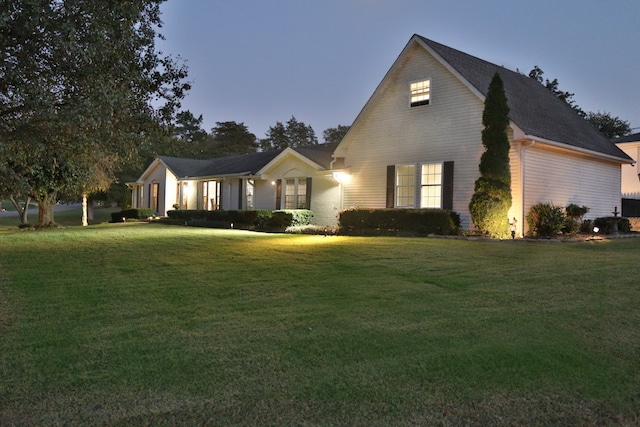 view of front facade featuring a lawn