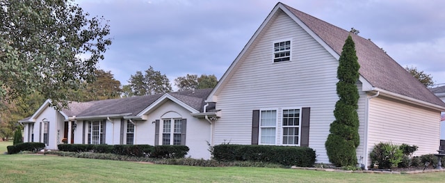 view of front of home featuring a front yard