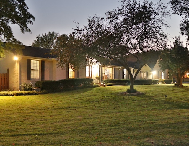 view of front of property featuring a lawn