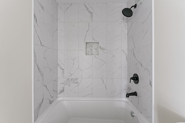 bathroom featuring tiled shower / bath